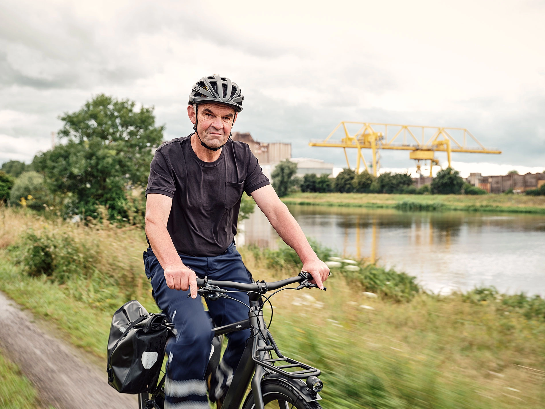 Pendler auf dem E-Bike spart Spritkosten