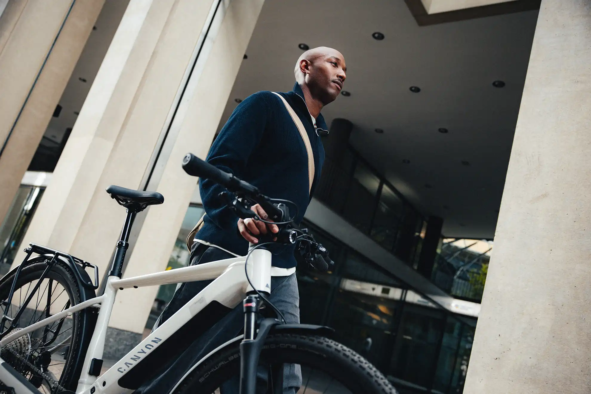Ein Mann schiebt sein E-Bike durch die Stadt
