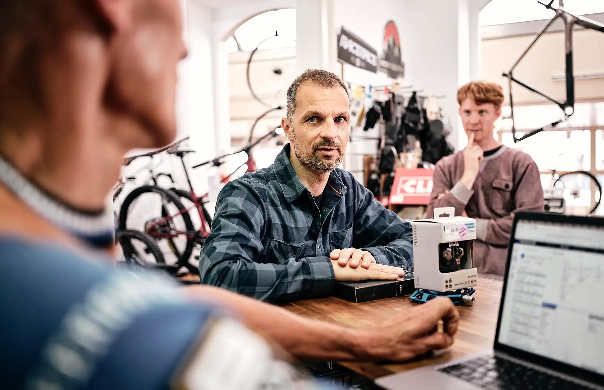Im Fahrradstore: Fachhändler wirbt Arbeitgeber für JobRad, im Hintergrund ein weierer Mitarbeiter